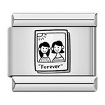 Ce charm italien représente une petite photo style polaroid avec deux amies dessinées façon illustration minimaliste et la mention "Forever" en dessous, symbole d’une amitié éternelle. Le design est à la fois épuré et attendrissant, parfait pour offrir ou se faire plaisir et garder près de soi une personne chère, sur un bracelet italien du quotidien.