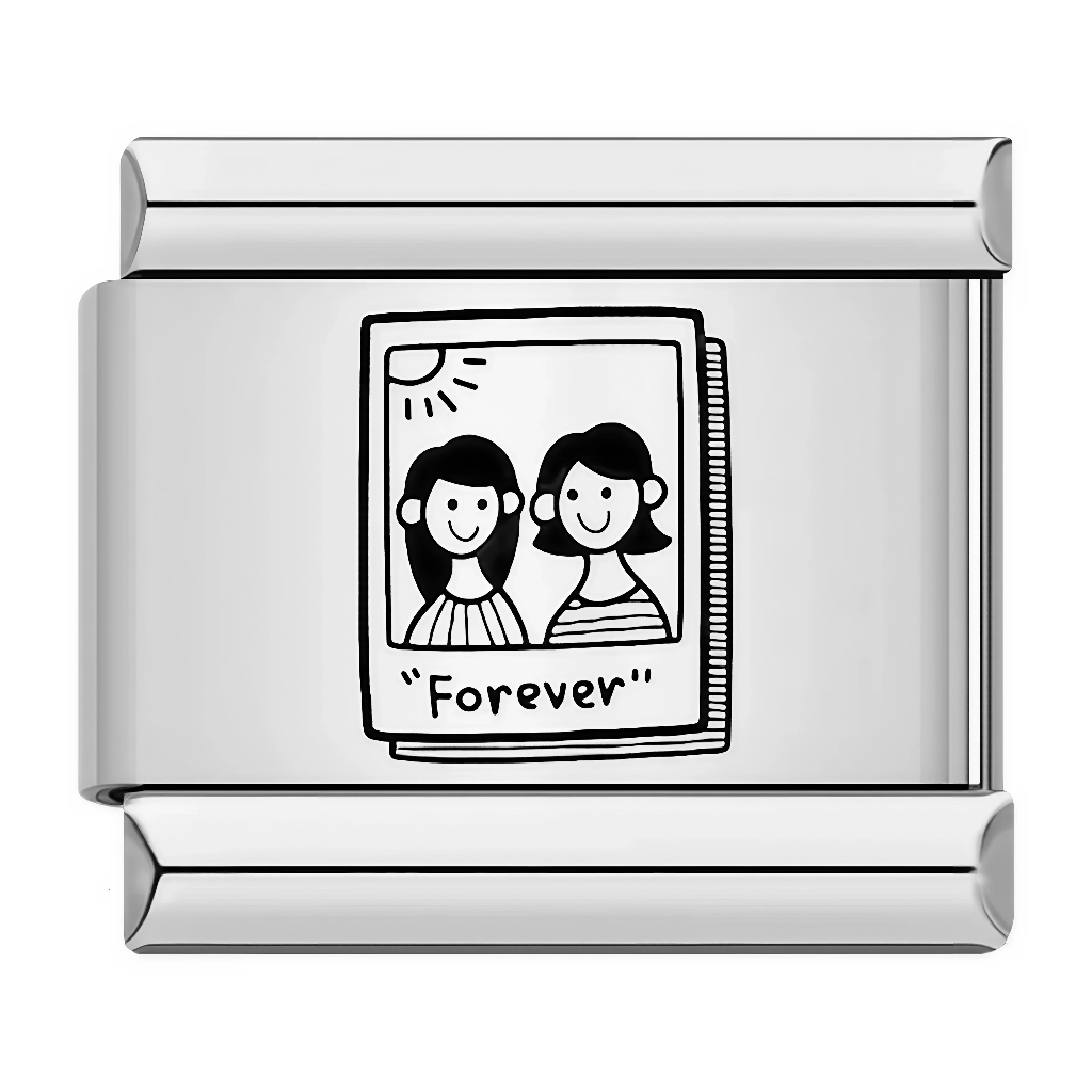 Ce charm italien représente une petite photo style polaroid avec deux amies dessinées façon illustration minimaliste et la mention "Forever" en dessous, symbole d’une amitié éternelle. Le design est à la fois épuré et attendrissant, parfait pour offrir ou se faire plaisir et garder près de soi une personne chère, sur un bracelet italien du quotidien.