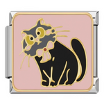 Ce charm italien illustre un chat noir aux grands yeux jaunes surpris, portant un nœud papillon rose festif autour du cou, assis sur fond rose poudré charmant. Parfait pour les amateurs de chats chics et élégants qui veulent ajouter une touche sophistiquée et ludique à leur bracelet à charms italien.