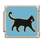 Ce charm italien dépeint un chat noir élancé en marche gracieuse, queue et pattes étirées sur fond bleu ciel vibrant. Parfait pour les admirateurs de chats mystérieux qui veulent insuffler élégance et mystère à leur bracelet à charms italien.