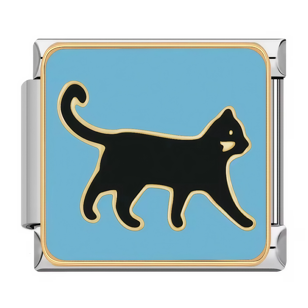 Ce charm italien dépeint un chat noir élancé en marche gracieuse, queue et pattes étirées sur fond bleu ciel vibrant. Parfait pour les admirateurs de chats mystérieux qui veulent insuffler élégance et mystère à leur bracelet à charms italien.