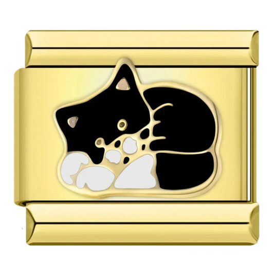 Ce charm italien doré représente un adorable chat en train de dormir, parfait pour ajouter une touche de douceur et de sérénité à votre bracelet. Fabriqué en acier inoxydable de haute qualité avec une finition dorée élégante, il allie robustesse et finesse des détails pour un rendu chaleureux et raffiné. Facile à fixer, il s’adapte parfaitement à nos bracelets composés de 17 maillons extensibles et réglables, convenant à toutes les tailles de poignet. Compatible avec tous nos charms italiens, ce bijou tendr