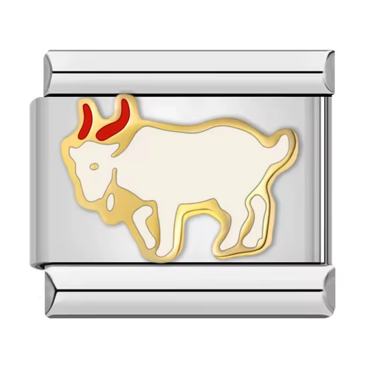 Ce charm italien en acier inoxydable argenté présente un chiffre blanc au centre, entouré de finitions dorées, et surmonté de cornes rouges pour une touche espiègle et audacieuse. Entre symbole porte-bonheur et clin d’œil malicieux, ce charm original se distingue par son style unique et contrasté. Il est parfait pour celles et ceux qui aiment affirmer leur personnalité à travers des détails inattendus. Facile à insérer, il s’adapte à nos bracelets composés de 17 maillons extensibles et réglables, convenant 