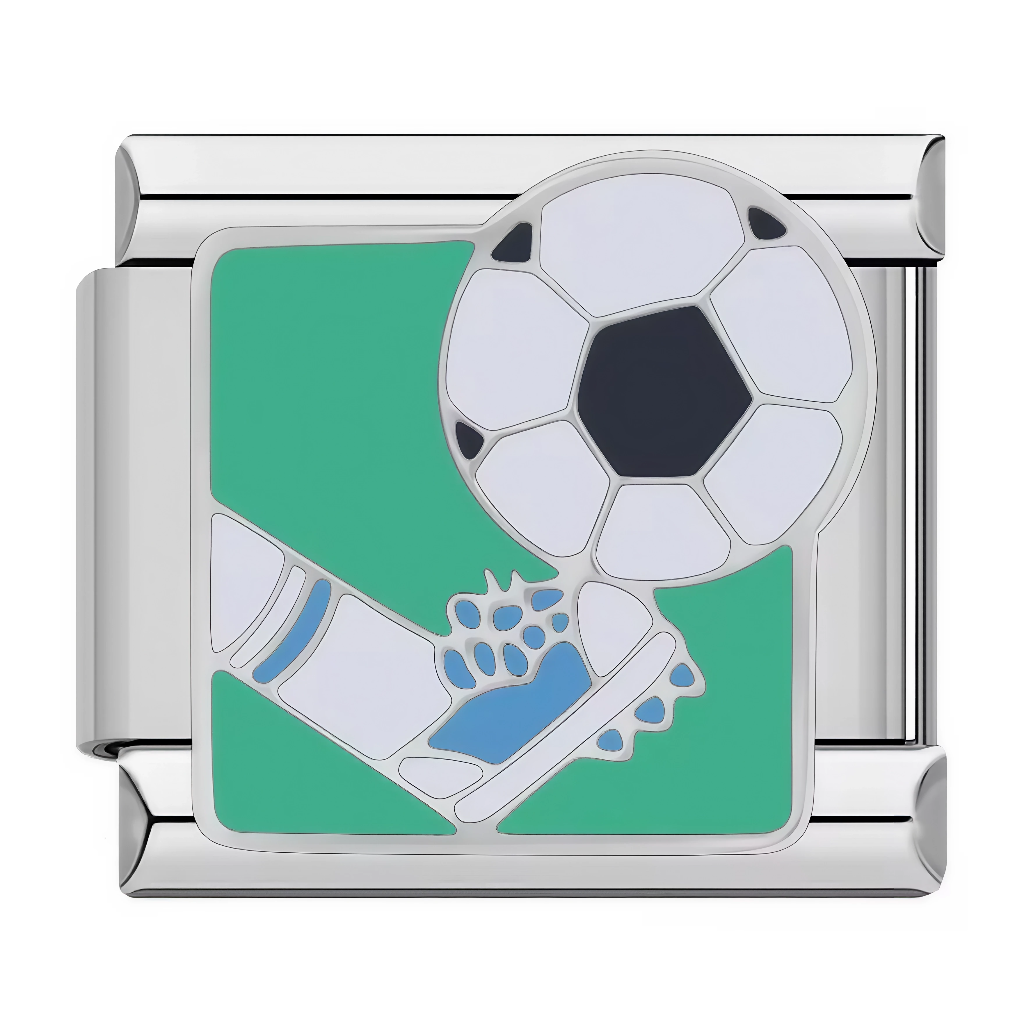 Ce charm italien dynamise la scène sportive avec un pied botté bleu frappant un ballon blanc iconique sur fond vert de terrain. Le design action-packed capture l'essence du jeu et de l'effort, idéal pour les passionnés de football sur un bracelet à charms italien.