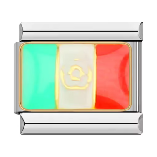 Ce charm italien argenté arbore fièrement le drapeau du Mexique, symbole de richesse culturelle et de fierté nationale. Fabriqué en acier inoxydable de haute qualité, il allie robustesse et détails colorés pour un rendu élégant et authentique. Facile à fixer, il s’adapte parfaitement à nos bracelets composés de 17 maillons extensibles et réglables, convenant à toutes les tailles de poignet. Compatible avec tous nos charms italiens, ce bijou est idéal pour personnaliser votre bracelet avec une touche mexicai