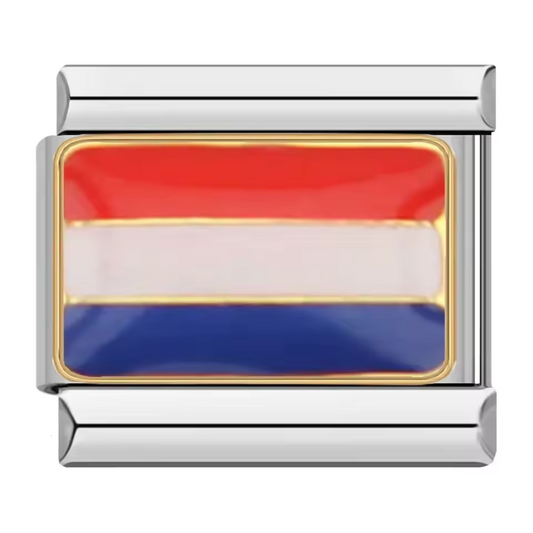 Ce charm italien argenté arbore fièrement le drapeau des Pays-Bas, symbole de culture, de liberté et de fierté nationale. Fabriqué en acier inoxydable de haute qualité, il combine solidité et détails colorés pour un rendu élégant et moderne. Facile à fixer, il s’adapte parfaitement à nos bracelets composés de 17 maillons extensibles et réglables, convenant à toutes les tailles de poignet. Compatible avec tous nos charms italiens, ce bijou est idéal pour personnaliser votre bracelet avec une touche néerlanda