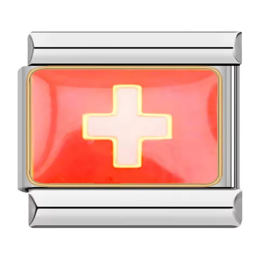 Ce charm italien argenté arbore fièrement le drapeau de la Suisse, symbole de précision, de nature et de fierté nationale. Fabriqué en acier inoxydable de haute qualité, il allie robustesse et détails soignés pour un rendu élégant et authentique. Facile à fixer, il s’adapte parfaitement à nos bracelets composés de 17 maillons extensibles et réglables, convenant à toutes les tailles de poignet. Compatible avec tous nos charms italiens