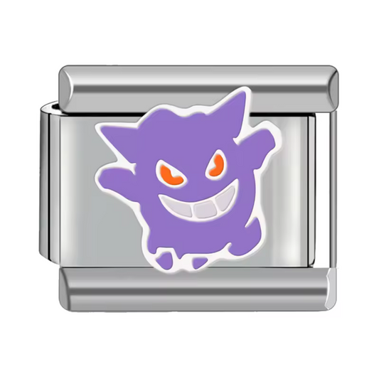 Ce charm italien mystérieux représente Ectoplasma, le Pokémon spectre emblématique, connu pour son allure fantomatique et son charme inquiétant. Confectionné en acier inoxydable argenté de haute qualité, il offre des détails précis et une finition brillante qui plairont aux fans de l’univers Pokémon. Facile à fixer, il s’intègre parfaitement à nos bracelets composés de 17 maillons extensibles et réglables, adaptés à tous les poignets. Compatible avec tous nos charms italiens, ce bijou est idéal pour ajouter