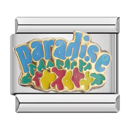 Ce charm italien argenté est décoré de jolies fleurs accompagnées de l’inscription “Paradise”, évoquant l’évasion et la douceur de vivre. Fabriqué en acier inoxydable de haute qualité, il combine robustesse et détails soignés pour un rendu élégant et floral. Facile à fixer, il s’adapte parfaitement à nos bracelets composés de 17 maillons extensibles et réglables, convenant à toutes les tailles de poignet. Compatible avec tous nos charms italiens