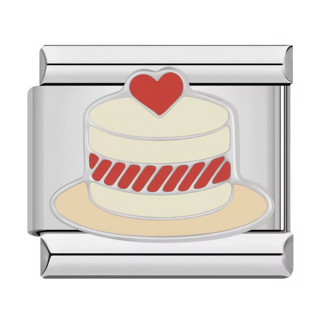 Ce charm italien représente un gâteau blanc à étages rayé de rouge surmonté d'un cœur écarlate, prêt à être dégusté pour une occasion sucrée. Son apparence gourmande et festive en fait un bijou adorable pour les gourmandes et les amateurs de pâtisserie sur un bracelet à charms italien.