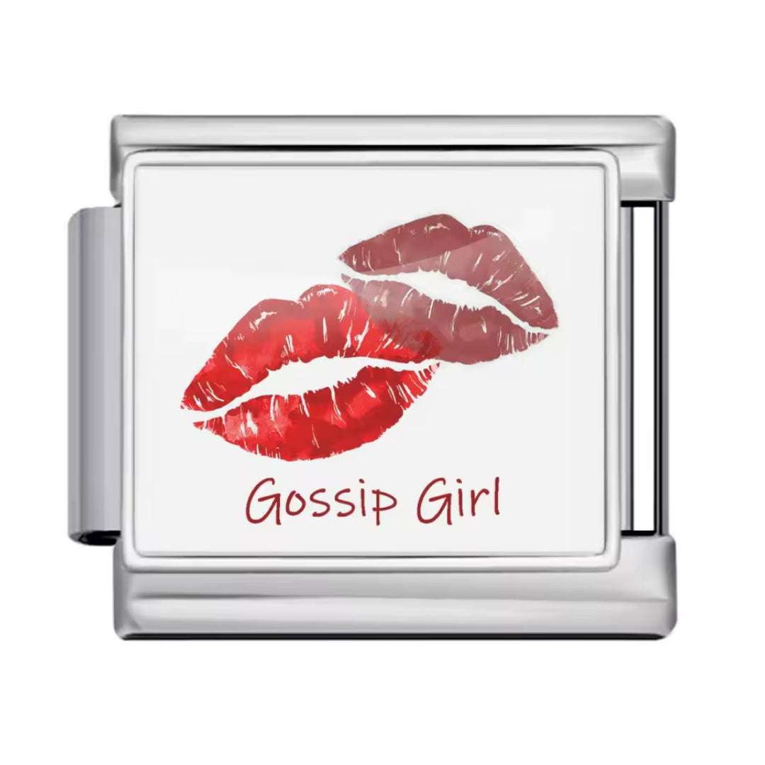 Affichez une allure chic et mystérieuse avec ce charm italien en argenté inspiré de l’univers&nbsp;Gossip Girl. Orné de traces de bouche façon baiser et d’un style résolument glamour, il évoque les secrets, les rumeurs et l’élégance des personnages iconiques de la série. Un bijou tendance et audacieux, parfait pour apporter une touche fashion et un brin provocante à votre collection.

Caractéristiques :

- Couleur : Argenté.
- Thème : Gossip Girl, mode, glamour, secrets.
- Design : Traces de bouche, style c