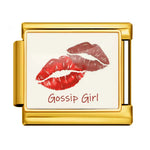 Affichez une allure chic et mystérieuse avec ce charm en&nbsp;doré&nbsp;inspiré de l’univers&nbsp;Gossip Girl. Orné de traces de bouche façon baiser et d’un style résolument glamour, il évoque les secrets, les rumeurs et l’élégance des personnages iconiques de la série. Un bijou tendance et audacieux, parfait pour apporter une touche fashion et un brin provocante à votre collection.

Caractéristiques :

- Couleur : Doré.
- Thème : Gossip Girl, mode, glamour, secrets.
- Design : Traces de bouche, style chic 
