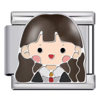 Ce charm italien élégant représente Hermione Granger, l’intelligente et courageuse sorcière de l’univers Harry Potter, reconnaissable à ses cheveux bouclés et son air déterminé. Confectionné en acier inoxydable argenté de haute qualité, il se distingue par des détails finement travaillés et une finition brillante qui séduiront tous les fans de la saga. Facile à fixer, il s’adapte parfaitement à nos bracelets composés de 17 maillons extensibles et réglables, adaptés à tous les poignets. Compatible avec tous 
