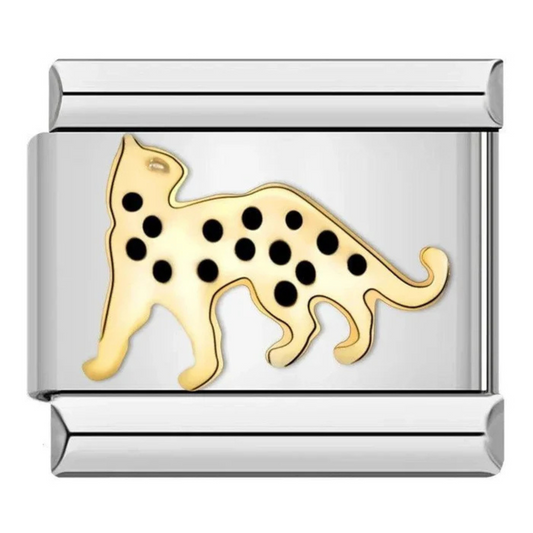 Ce charm italien argenté représente la silhouette élégante d’un jaguar, symbole de puissance et de grâce. Fabriqué en acier inoxydable de haute qualité, il allie robustesse et finesse des détails pour un rendu moderne et sophistiqué. Facile à fixer, il s’adapte parfaitement à nos bracelets composés de 17 maillons extensibles et réglables, convenant à toutes les tailles de poignet. Compatible avec tous nos charms italiens
