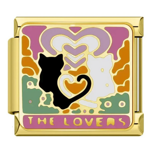 Ce charm italien doré représente deux chats amoureux accompagnés de l’inscription “The Lovers”, parfait pour symboliser l’amour et la tendresse. Fabriqué en acier inoxydable de haute qualité avec une finition dorée élégante, il allie robustesse et finesse des détails pour un rendu romantique et raffiné. Facile à fixer, il s’adapte parfaitement à nos bracelets composés de 17 maillons extensibles et réglables, convenant à toutes les tailles de poignet. Compatible avec tous nos charms italiens