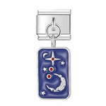 Ce charm italien suspendu évoque un ciel nocturne bleu profond avec lune blanche courbée, étoiles et points rouges scintillants. Parfait pour les rêveurs et amateurs d'astronomie qui veulent une touche céleste et mystique sur leur bracelet à charms italien.