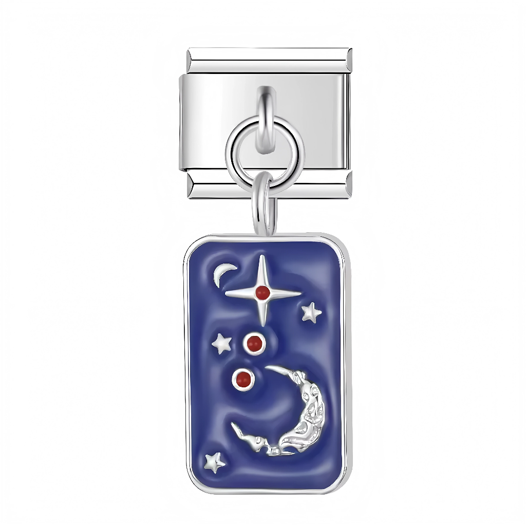 Ce charm italien suspendu évoque un ciel nocturne bleu profond avec lune blanche courbée, étoiles et points rouges scintillants. Parfait pour les rêveurs et amateurs d'astronomie qui veulent une touche céleste et mystique sur leur bracelet à charms italien.