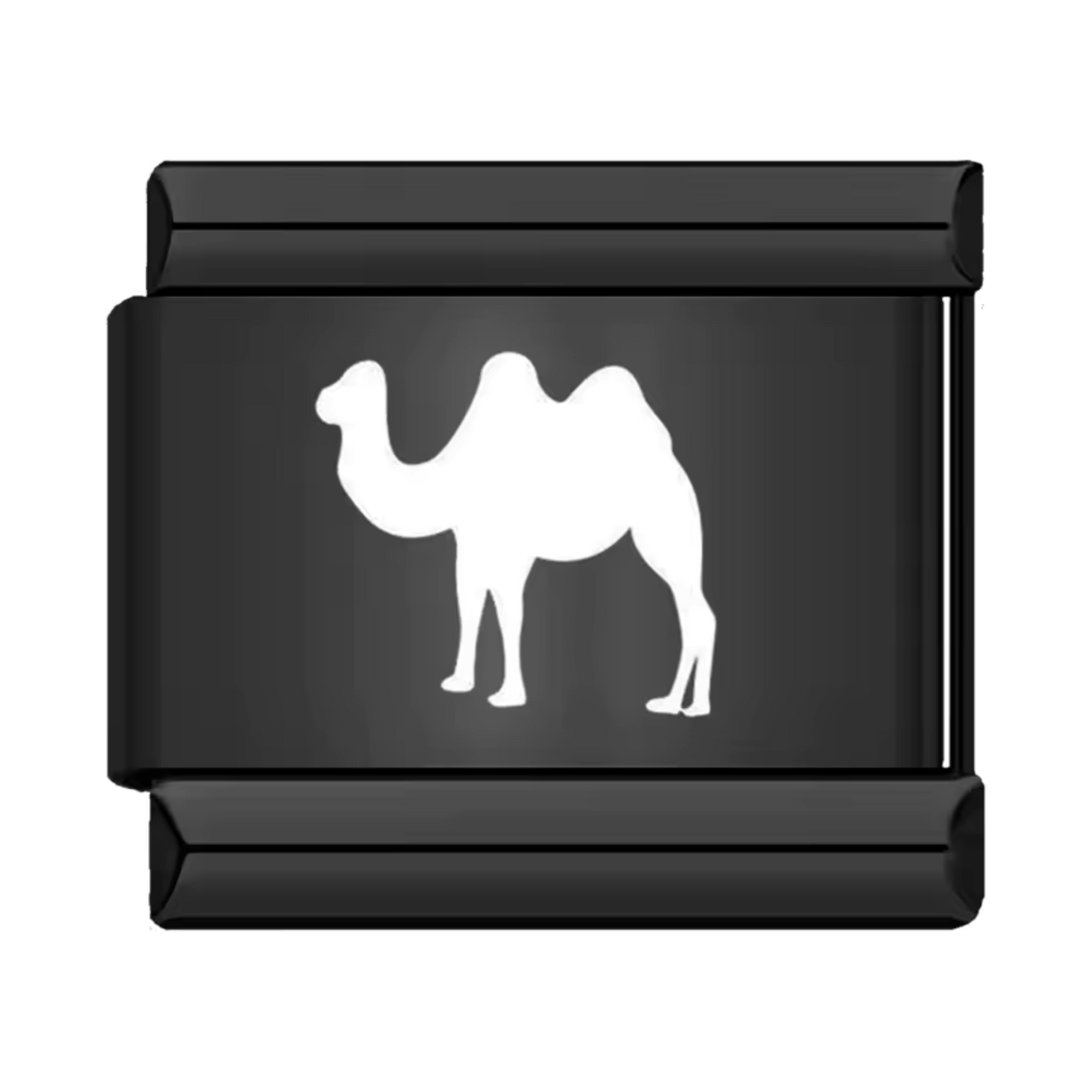Ce charm italien en acier inoxydable noir représente un chameau blanc finement dessiné, évoquant les voyages dans le désert et les aventures lointaines. Avec son contraste élégant et son style minimaliste, il apportera une touche d’originalité et d’exotisme à votre bracelet. Facile à fixer, il s’adapte parfaitement à nos bracelets composés de 17 maillons extensibles et réglables, convenant à toutes les tailles de poignet.