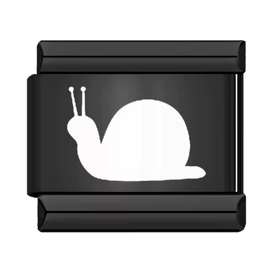 Ce charm italien en acier inoxydable noir est décoré d’un escargot blanc délicatement dessiné, apportant une touche originale et pleine de charme à votre bracelet. Son contraste de couleurs et son design élégant en font un bijou unique pour personnaliser votre style. Facile à fixer, il s’adapte parfaitement à nos bracelets composés de 17 maillons extensibles et réglables, convenant à toutes les tailles de poignet. 