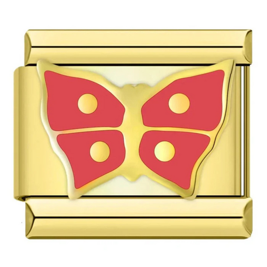 Ce charm italien pendentif met en avant un papillon rouge éclatant sur un fond doré lumineux, symbole de transformation et de beauté. Fabriqué en acier inoxydable de haute qualité, il allie robustesse et finesse des détails pour un rendu élégant et coloré. Facile à fixer, il s’adapte parfaitement à nos bracelets composés de 17 maillons extensibles et réglables, convenant à toutes les tailles de poignet. Compatible avec tous nos charms italiens, ce bijou vibrant est idéal pour personnaliser votre bracelet av