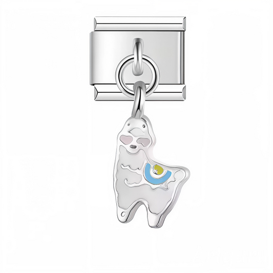 Ce charm italien en pendentif argenté représente un alpaga blanc doux et élégant, symbole de gentillesse et de calme. Son design délicat et ses finitions soignées apportent une touche de douceur et d’originalité à votre bracelet. Facile à fixer, il s’adapte parfaitement à nos bracelets composés de 17 maillons extensibles et réglables, convenant à toutes les tailles de poignet. Compatible avec tous nos charms italiens, ce bijou est parfait pour personnaliser votre bracelet avec une note chaleureuse et unique