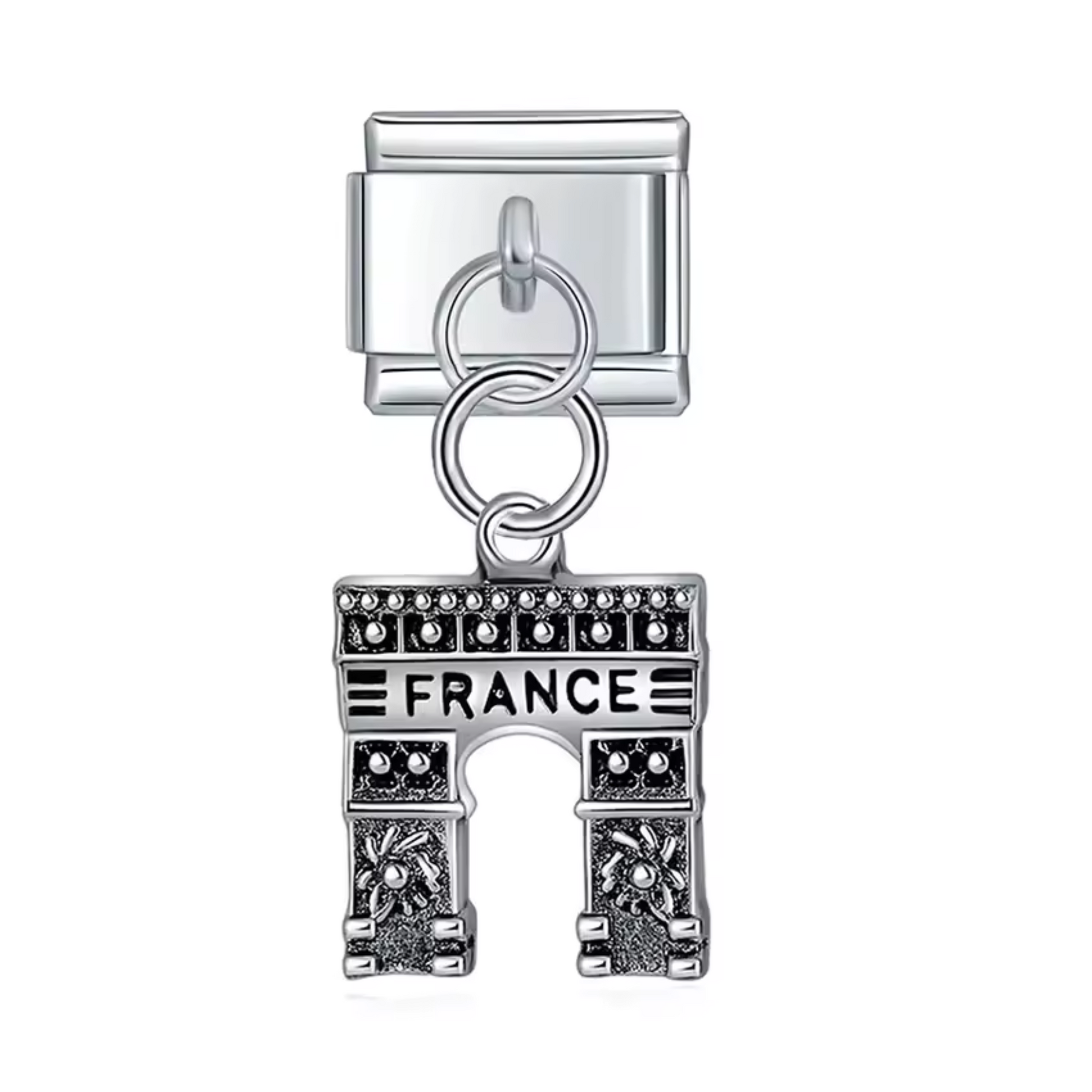 Ce charm italien pendentif en acier inoxydable argenté représente l’emblématique Arc de Triomphe de Paris, symbole d’élégance et de patrimoine français. Conçu avec des détails soignés, il allie robustesse et raffinement pour un rendu intemporel. Facile à fixer, il s’adapte parfaitement à nos bracelets composés de 17 maillons extensibles et réglables, convenant à toutes les tailles de poignet. Compatible avec tous nos charms italiens