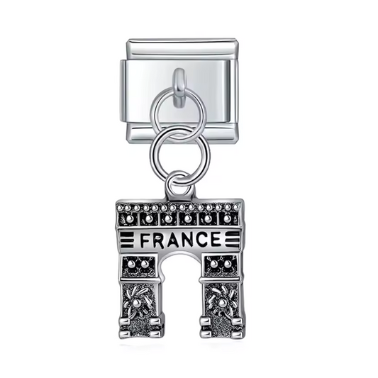 Ce charm italien pendentif en acier inoxydable argenté représente l’emblématique Arc de Triomphe de Paris, symbole d’élégance et de patrimoine français. Conçu avec des détails soignés, il allie robustesse et raffinement pour un rendu intemporel. Facile à fixer, il s’adapte parfaitement à nos bracelets composés de 17 maillons extensibles et réglables, convenant à toutes les tailles de poignet. Compatible avec tous nos charms italiens
