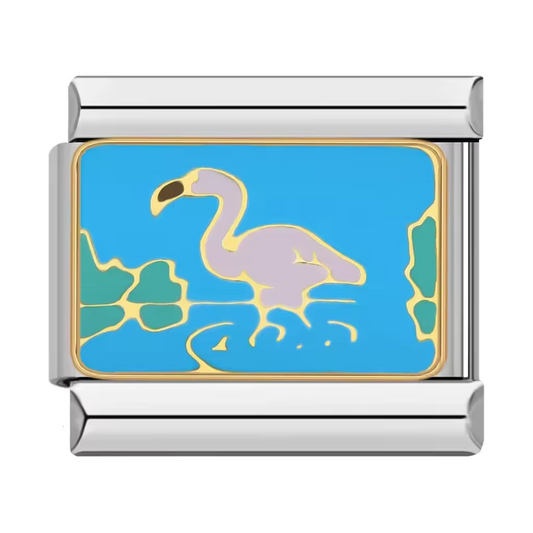 Ce charm italien pendentif en acier inoxydable argenté met en scène un flamant rose gracieux se tenant dans l’eau, sublimé par des détails émaillés aux teintes douces. Son design raffiné évoque l’élégance naturelle et la sérénité des lagunes tropicales. Parfait pour les passionnés d’animaux exotiques ou les amateurs de bijoux inspirés de la nature, ce charm apporte une touche poétique et estivale à votre bracelet. Facile à accrocher, il s’adapte à nos bracelets composés de 17 maillons extensibles et réglabl