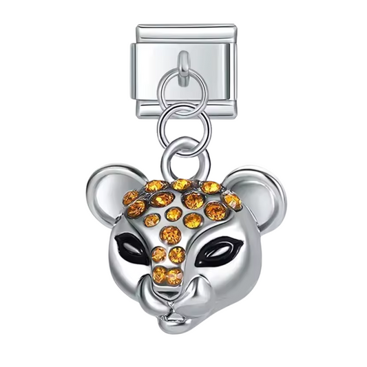 Ce charm italien pendentif en acier inoxydable argenté représente une tête de chat élégante, ornée d’une pierre dorée scintillante sur le front pour une touche sophistiquée et brillante. Parfait pour les amoureux des félins, ce bijou apporte un style raffiné et une note féline à votre bracelet. Facile à accrocher, il s’adapte à nos bracelets composés de 17 maillons extensibles et réglables, convenant à toutes les tailles de poignet. Compatible avec tous nos charms italiens, c’est le choix idéal pour ajouter