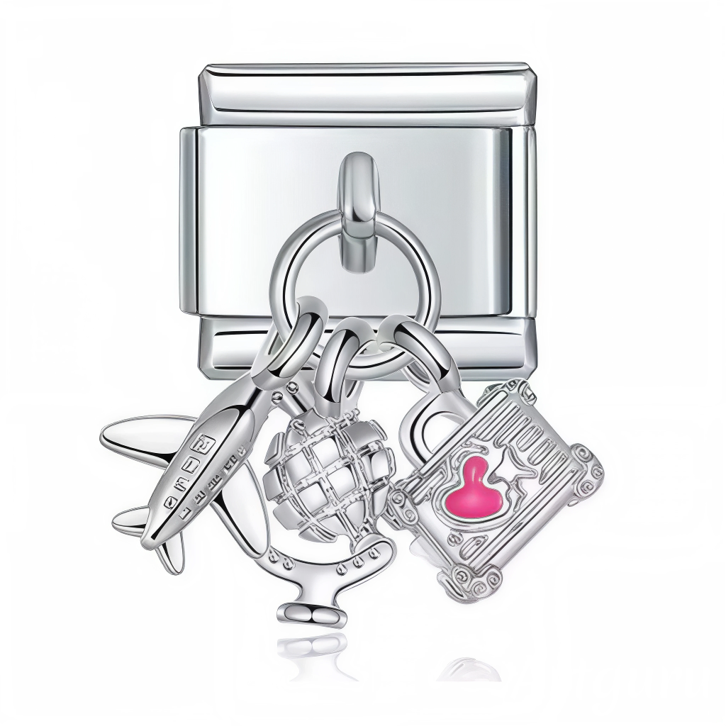 Ce charm italien pendentif représente un avion accompagné d’un bagage, parfait pour symboliser l’évasion et la passion des voyages. Fabriqué en acier inoxydable de haute qualité, il allie robustesse et finesse des détails pour un rendu élégant et moderne. Facile à fixer, il s’adapte parfaitement à nos bracelets composés de 17 maillons extensibles et réglables, convenant à toutes les tailles de poignet. Compatible avec tous nos charms italiens, ce bijou est idéal pour personnaliser votre bracelet avec une to