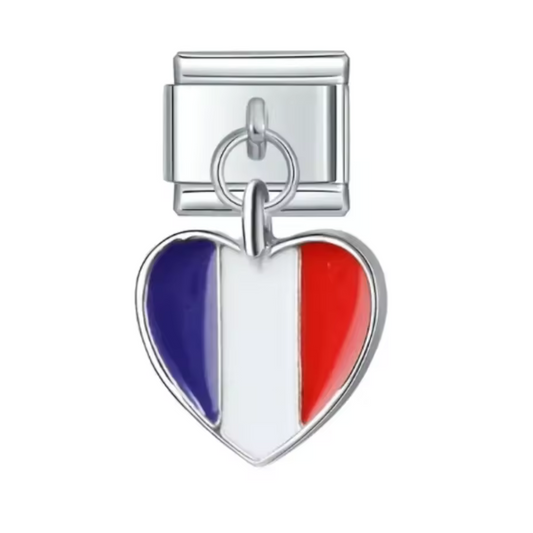 Ce charm italien pendentif en forme de cœur arbore fièrement le drapeau français, symbole de liberté, d’égalité et de fraternité. Fabriqué en acier inoxydable de haute qualité, il allie robustesse et finesse des détails pour un rendu élégant et coloré. Facile à fixer, il s’adapte parfaitement à nos bracelets composés de 17 maillons extensibles et réglables, convenant à toutes les tailles de poignet. Compatible avec tous nos charms italiens