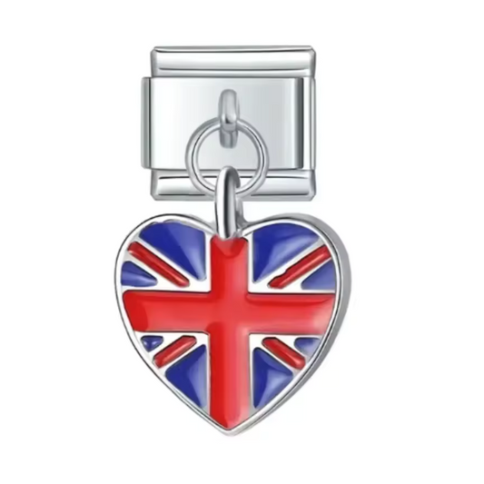Ce charm italien pendentif en forme de cœur arbore fièrement le drapeau du Royaume-Uni, symbole d’élégance et de culture britannique. Fabriqué en acier inoxydable de haute qualité, il allie robustesse et détails colorés pour un rendu raffiné et moderne. Facile à fixer, il s’adapte parfaitement à nos bracelets composés de 17 maillons extensibles et réglables, convenant à toutes les tailles de poignet. Compatible avec tous nos charms italiens