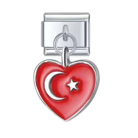 Ce charm italien pendentif en forme de cœur arbore fièrement le drapeau de la Turquie, symbole de culture riche et d’histoire profonde. Fabriqué en acier inoxydable de haute qualité, il allie robustesse et finesse des détails pour un rendu élégant et coloré. Facile à fixer, il s’adapte parfaitement à nos bracelets composés de 17 maillons extensibles et réglables, convenant à toutes les tailles de poignet. Compatible avec tous nos charms italiens