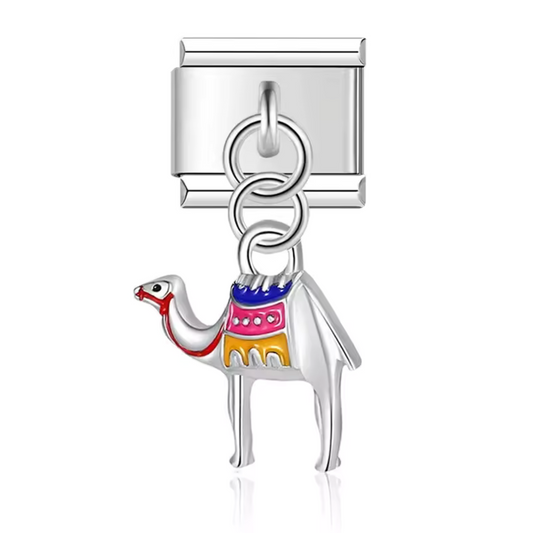 Ce charm italien en pendentif argenté représente un chameau élégant, symbole de endurance et de voyage. Son design finement travaillé apporte une touche d’exotisme et d’aventure à votre bracelet. Facile à fixer, il s’adapte parfaitement à nos bracelets composés de 17 maillons extensibles et réglables, convenant à toutes les tailles de poignet. Compatible avec tous nos charms italiens, ce bijou est parfait pour personnaliser votre bracelet avec une note unique et inspirante.