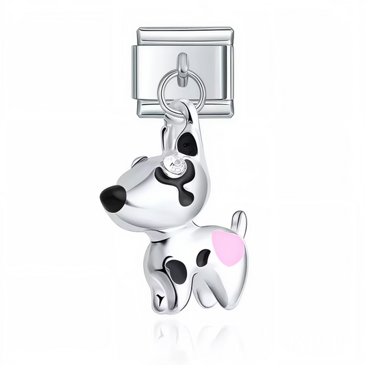 Ce charm italien en pendentif argenté représente un chien dalmatien au design élégant et détaillé, symbole de loyauté et de vivacité. Ses touches noires caractéristiques apportent un contraste raffiné à ce bijou unique. Facile à fixer, il s’adapte parfaitement à nos bracelets composés de 17 maillons extensibles et réglables, convenant à toutes les tailles de poignet. Compatible avec tous nos charms italiens, ce pendentif est parfait pour personnaliser votre bracelet avec une note pleine de caractère et d’af