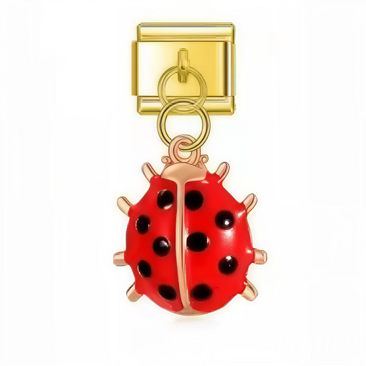 Ce charm italien pendentif doré est décoré d’une coccinelle rouge, symbole de chance et de bonheur. Fabriqué en acier inoxydable de haute qualité avec une finition dorée brillante, il allie robustesse et détails soignés pour un rendu à la fois élégant et joyeux. Facile à fixer, il s’adapte parfaitement à nos bracelets composés de 17 maillons extensibles et réglables, convenant à toutes les tailles de poignet. Compatible avec tous nos charms italiens, ce bijou coloré est idéal pour personnaliser votre bracel