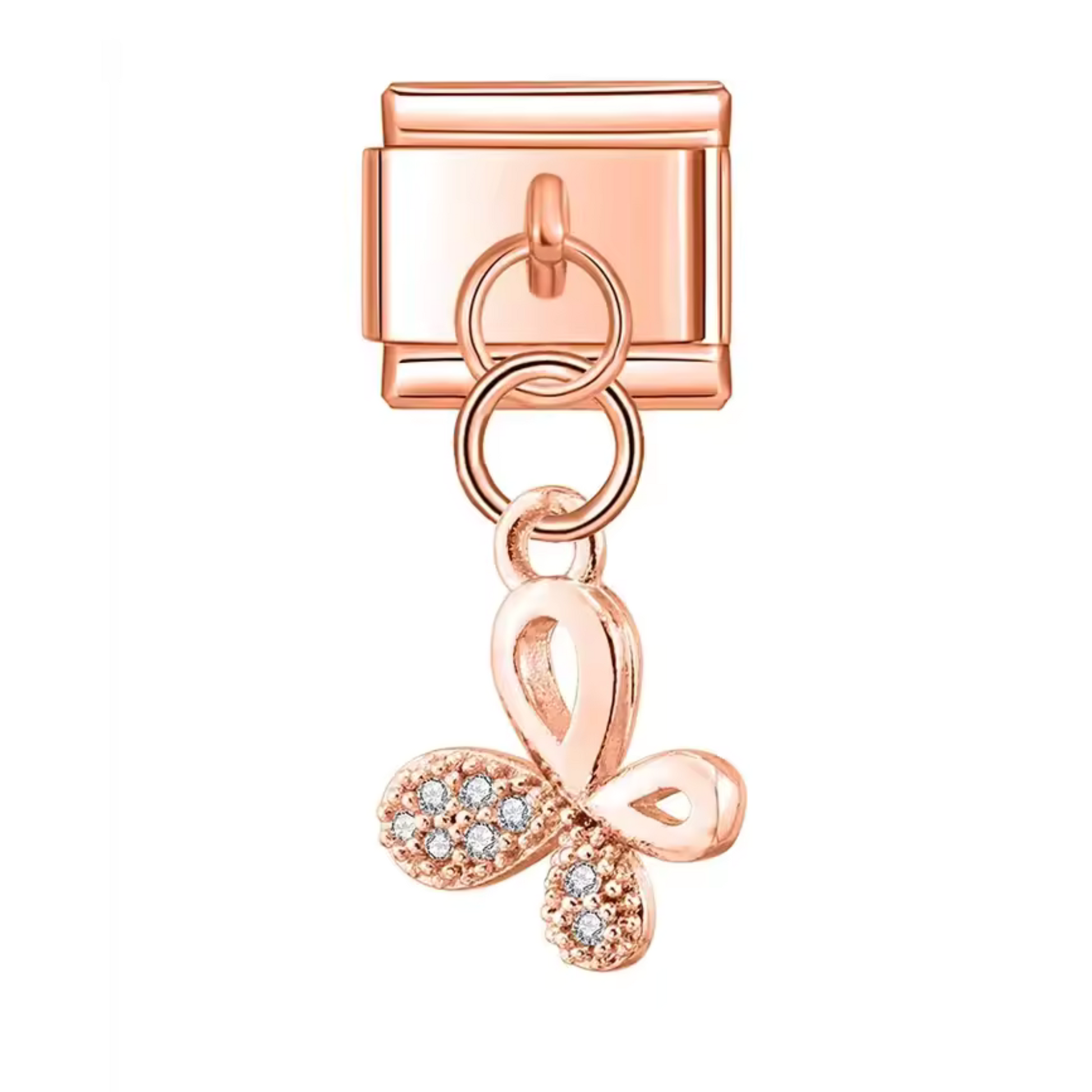 Ce charm italien en pendentif or rose met en lumière un papillon étincelant, symbole de transformation et de légèreté. Son design raffiné et ses détails brillants apportent une touche de glamour et de féminité à votre bracelet. Facile à fixer, il s’adapte parfaitement à nos bracelets composés de 17 maillons extensibles et réglables, convenant à toutes les tailles de poignet. Compatible avec tous nos charms italiens, ce bijou est idéal pour personnaliser votre bracelet avec une note lumineuse et élégante.