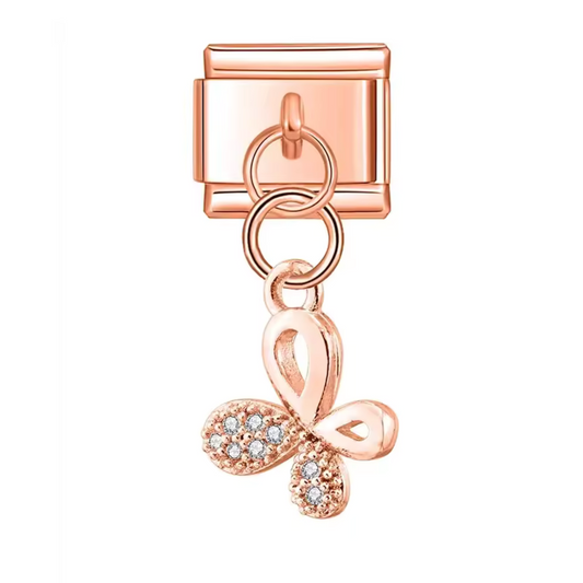 Ce charm italien en pendentif or rose met en lumière un papillon étincelant, symbole de transformation et de légèreté. Son design raffiné et ses détails brillants apportent une touche de glamour et de féminité à votre bracelet. Facile à fixer, il s’adapte parfaitement à nos bracelets composés de 17 maillons extensibles et réglables, convenant à toutes les tailles de poignet. Compatible avec tous nos charms italiens, ce bijou est idéal pour personnaliser votre bracelet avec une note lumineuse et élégante.