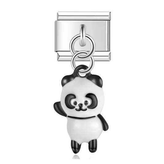 Ce charm italien en pendentif argenté représente un panda debout avec une expression accueillante, accompagné de l’inscription « Bonjour ». Symbole de gentillesse et de convivialité, ce charm apporte une touche chaleureuse et ludique à votre bracelet. Facile à fixer, il s’adapte parfaitement à nos bracelets composés de 17 maillons extensibles et réglables, convenant à toutes les tailles de poignet. Compatible avec tous nos charms italiens, ce bijou est parfait pour personnaliser votre bracelet avec une note