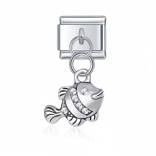 Ce charm italien en pendentif argenté représente un poisson élégant, symbole d’abondance et de fluidité. Son design raffiné et ses détails soigneusement travaillés apportent une touche aquatique et sophistiquée à votre bracelet. Facile à fixer, il s’adapte parfaitement à nos bracelets composés de 17 maillons extensibles et réglables, convenant à toutes les tailles de poignet. Compatible avec tous nos charms italiens, ce bijou est idéal pour personnaliser votre bracelet avec une note marine et élégante.