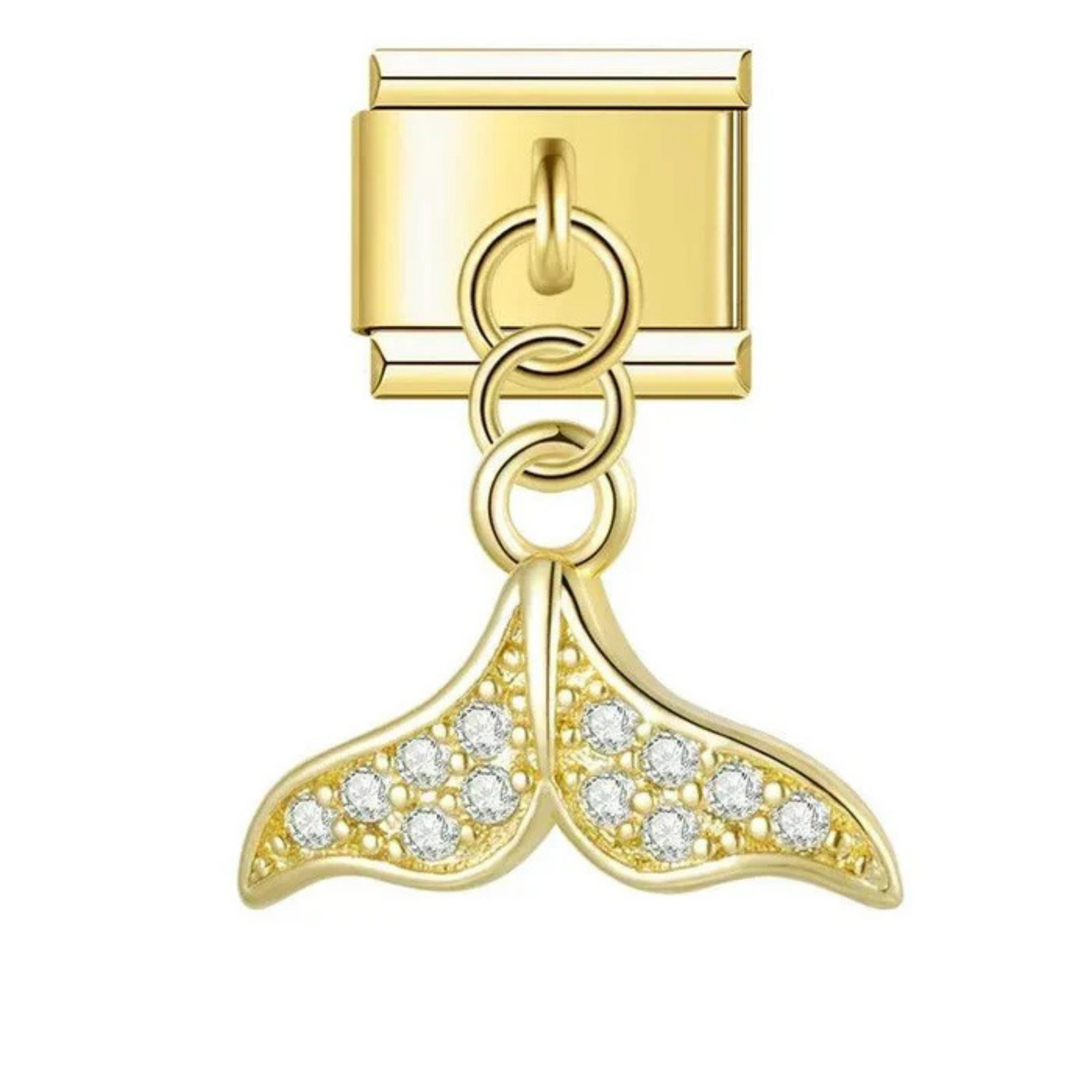 Ce charm italien pendentif en forme de queue de dauphin, finition dorée, symbolise la grâce et la liberté des océans. Fabriqué en acier inoxydable de haute qualité avec un placage doré élégant, il allie robustesse et finesse des détails pour un rendu raffiné et lumineux. Facile à fixer, il s’adapte parfaitement à nos bracelets composés de 17 maillons extensibles et réglables, convenant à toutes les tailles de poignet. Compatible avec tous nos charms italiens