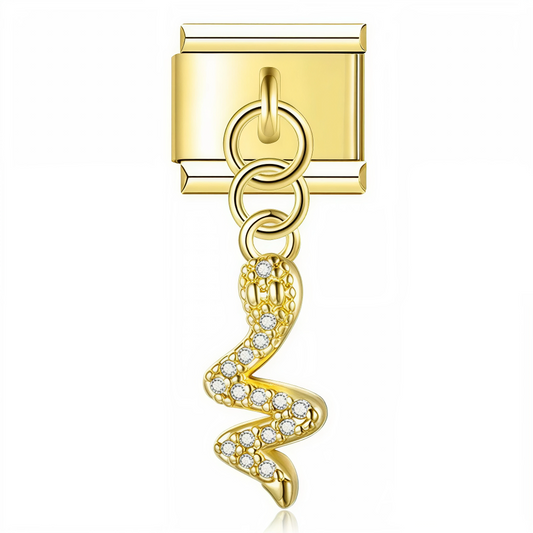 Ce charm italien pendentif représente un serpent finement travaillé, symbole de mystère et de renouveau. Avec sa finition dorée éclatante, il est fabriqué en acier inoxydable de haute qualité pour garantir robustesse et élégance. Facile à fixer, il s’adapte parfaitement à nos bracelets composés de 17 maillons extensibles et réglables, convenant à toutes les tailles de poignet. Compatible avec tous nos charms italiens, ce bijou raffiné est idéal pour personnaliser votre bracelet avec une touche sophistiquée 