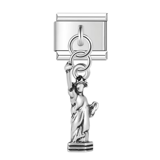 Ce charm italien pendentif argenté représente la célèbre Statue de la Liberté, symbole universel de liberté et d’espoir. Fabriqué en acier inoxydable de haute qualité, il allie robustesse et finesse des détails pour un rendu élégant et intemporel. Facile à fixer, il s’adapte parfaitement à nos bracelets composés de 17 maillons extensibles et réglables, convenant à toutes les tailles de poignet. Compatible avec tous nos charms italiens
