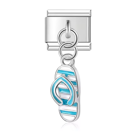 Ce charm italien pendentif représente une paire de tongs aux couleurs turquoise et blanche, symbole de détente et d’ambiance estivale. Fabriqué en acier inoxydable de haute qualité, il allie robustesse et détails colorés pour un rendu frais et joyeux. Facile à fixer, il s’adapte parfaitement à nos bracelets composés de 17 maillons extensibles et réglables, convenant à toutes les tailles de poignet. Compatible avec tous nos charms italiens