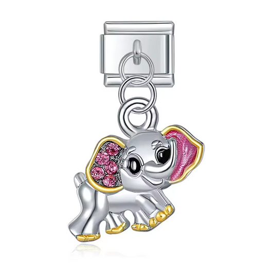 Ce charm italien en pendentif argenté met en valeur un éléphant délicat avec une oreille ornée d’un éclat rose brillant, symbole de sagesse et de douceur. Son design soigné et ses détails étincelants apportent une touche raffinée et unique à votre bracelet. Facile à fixer, il s’adapte parfaitement à nos bracelets composés de 17 maillons extensibles et réglables, convenant à toutes les tailles de poignet. Compatible avec tous nos charms italiens, ce bijou est parfait pour personnaliser votre bracelet avec un