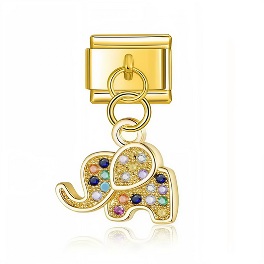 Ce charm italien pendentif en acier inoxydable doré représente un élégant éléphant orné de strass aux couleurs variées et scintillantes. Avec son design raffiné et ses détails lumineux, il apporte une touche d’exotisme et de brillance à votre bracelet. Facile à accrocher, il s’adapte parfaitement à nos bracelets composés de 17 maillons extensibles et réglables, convenant à toutes les tailles de poignet. Compatible avec tous nos charms italiens, ce bijou est idéal pour ajouter une note sophistiquée et symbol