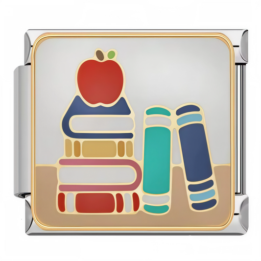 Ce charm italien en acier inoxydable argenté représente une pile de livres soigneusement empilés, surmontée d’une pomme rouge, emblème classique de l’école et du savoir. À la fois symbolique et raffiné, ce bijou rend hommage à l’éducation, à la connaissance et à celles et ceux qui les transmettent. Parfait pour personnaliser un bracelet avec une touche inspirante, il séduira enseignants, passionnés de lecture ou amateurs de motifs éducatifs. Facile à fixer, il s’adapte à tous nos bracelets italiens composés