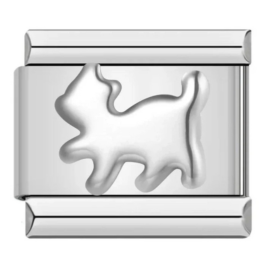 Ce charm italien représente une élégante silhouette de chat en finition argentée, parfait pour les amoureux des félins. Fabriqué en acier inoxydable de haute qualité, il allie robustesse et détails raffinés pour un rendu sobre et moderne. Facile à fixer, il s’adapte parfaitement à nos bracelets composés de 17 maillons extensibles et réglables, convenant à toutes les tailles de poignet. Compatible avec tous nos charms italiens, ce bijou discret est idéal pour personnaliser votre bracelet avec une touche féli