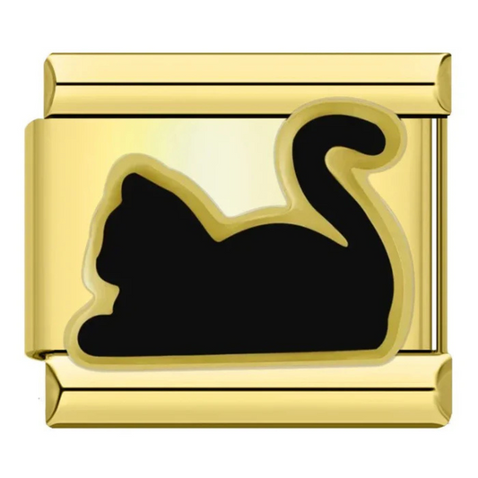 Ce charm italien doré représente une élégante silhouette de chat noir, symbole de mystère et de raffinement. Fabriqué en acier inoxydable de haute qualité avec une finition dorée brillante, il allie robustesse et détails soignés pour un rendu chic et intemporel. Facile à fixer, il s’adapte parfaitement à nos bracelets composés de 17 maillons extensibles et réglables, convenant à toutes les tailles de poignet. Compatible avec tous nos charms italiens, ce bijou original est idéal pour personnaliser votre brac
