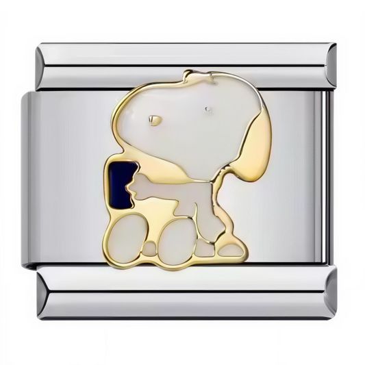Ce charm italien original met en scène Snoopy assis, un verre à la main, prêt à savourer un moment de détente. Fabriqué en acier inoxydable de haute qualité, il allie solidité et design détaillé pour un rendu amusant et élégant. Facile à fixer, il s’adapte à nos bracelets composés de 17 maillons extensibles et réglables, convenant à toutes les tailles de poignet. Compatible avec tous nos charms italiens, il est parfait pour ajouter une touche ludique et décontractée à votre collection.